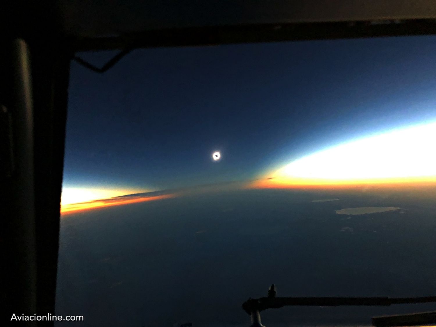 El eclipse solar en primera persona: relato de un piloto que lo vio desde su oficina