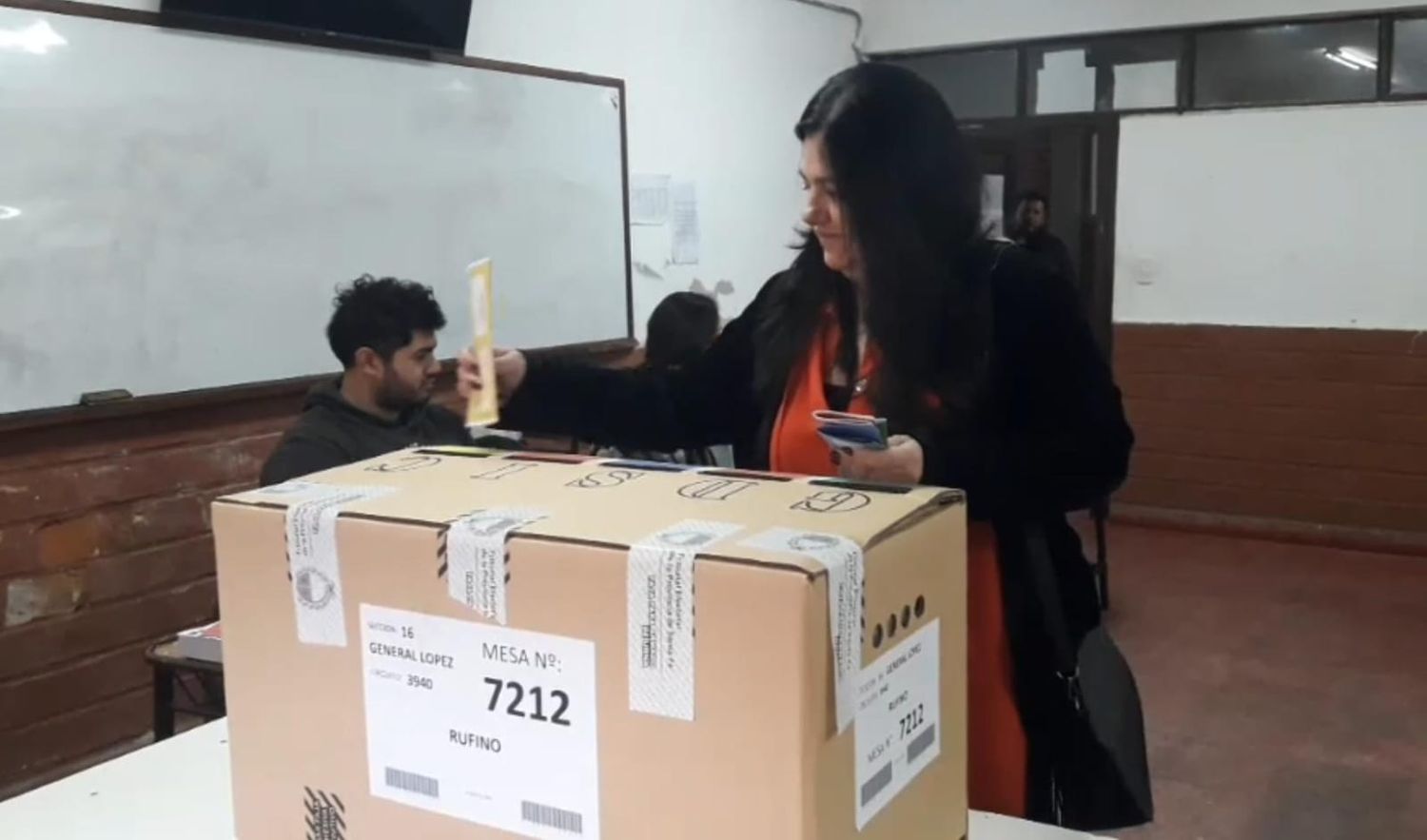 María Fernanda Castellani, meses atrás, emitiendo su voto.