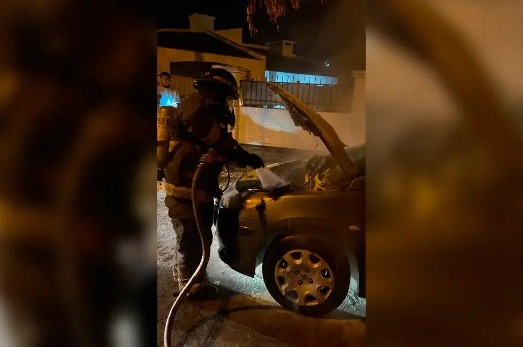 Susto en barrio Amancay: los Bomberos sofocaron el incendio de un automóvil