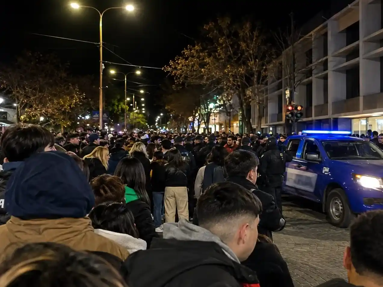 En las últimas horas comenzaron a circular en redes sociales distintos videos que muestran momentos de tensión y un importante despliegue policial en el sector donde ocurrió el episodio.