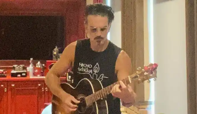 Arjona canta en el Metro de Nueva York y no le creen