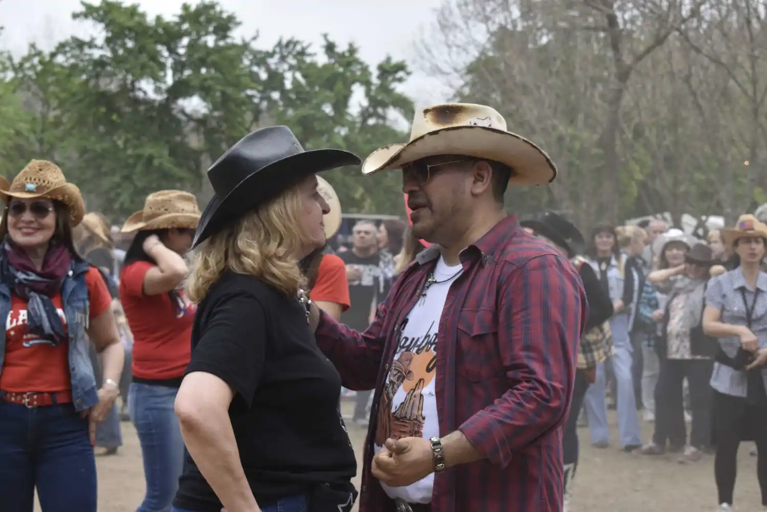 Momentos del Festival 2023: miradas, baile, charla y sombreros. Foto: Guillermo Acosta.
