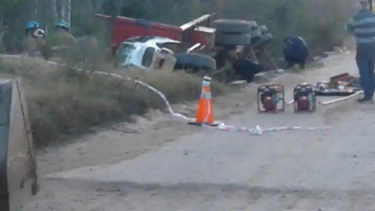 Un camión chocó contra la camioneta del exsenador Augusto Alasino: un muerto