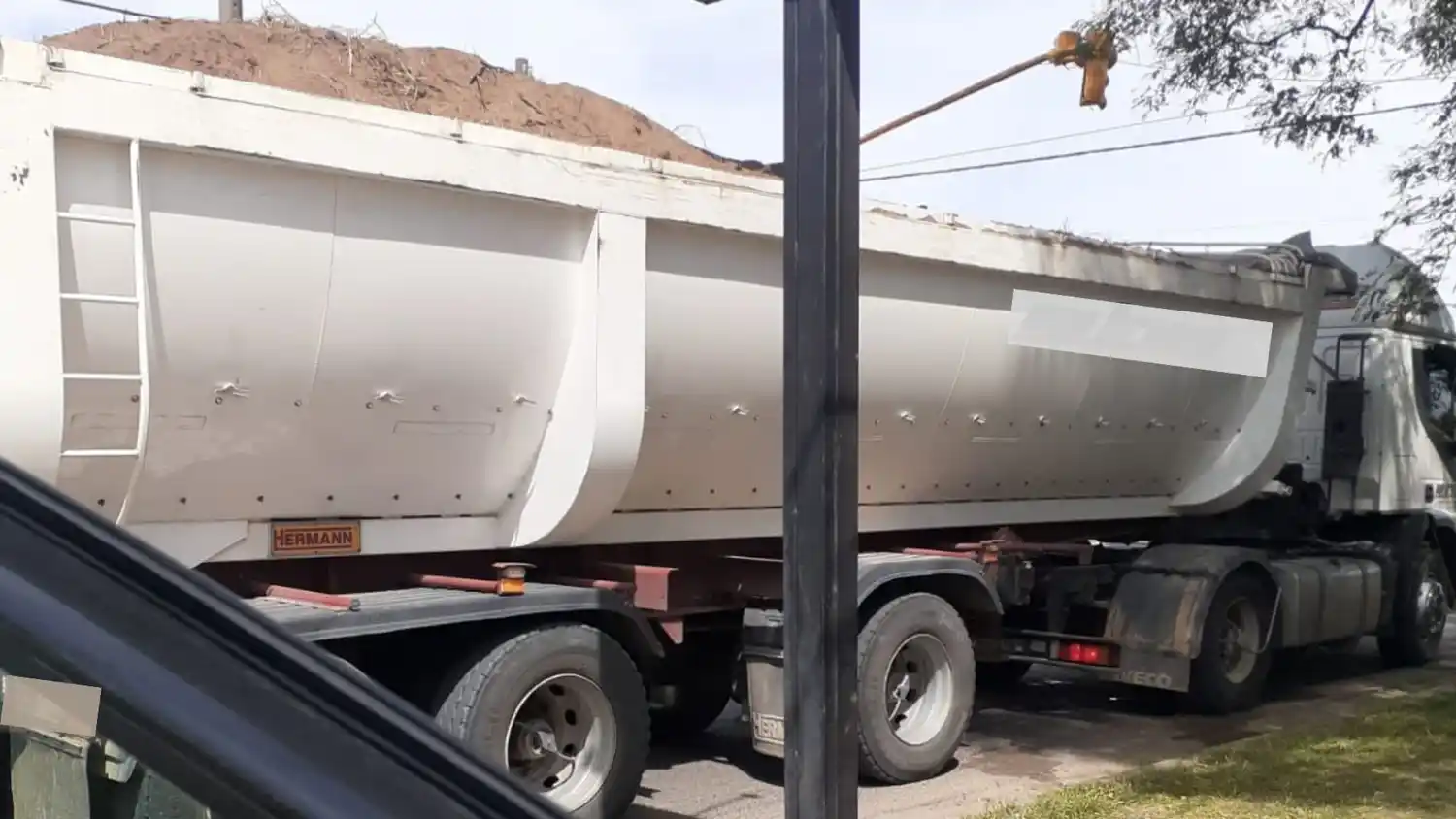 Un camión arenero sin protección y excedido de peso