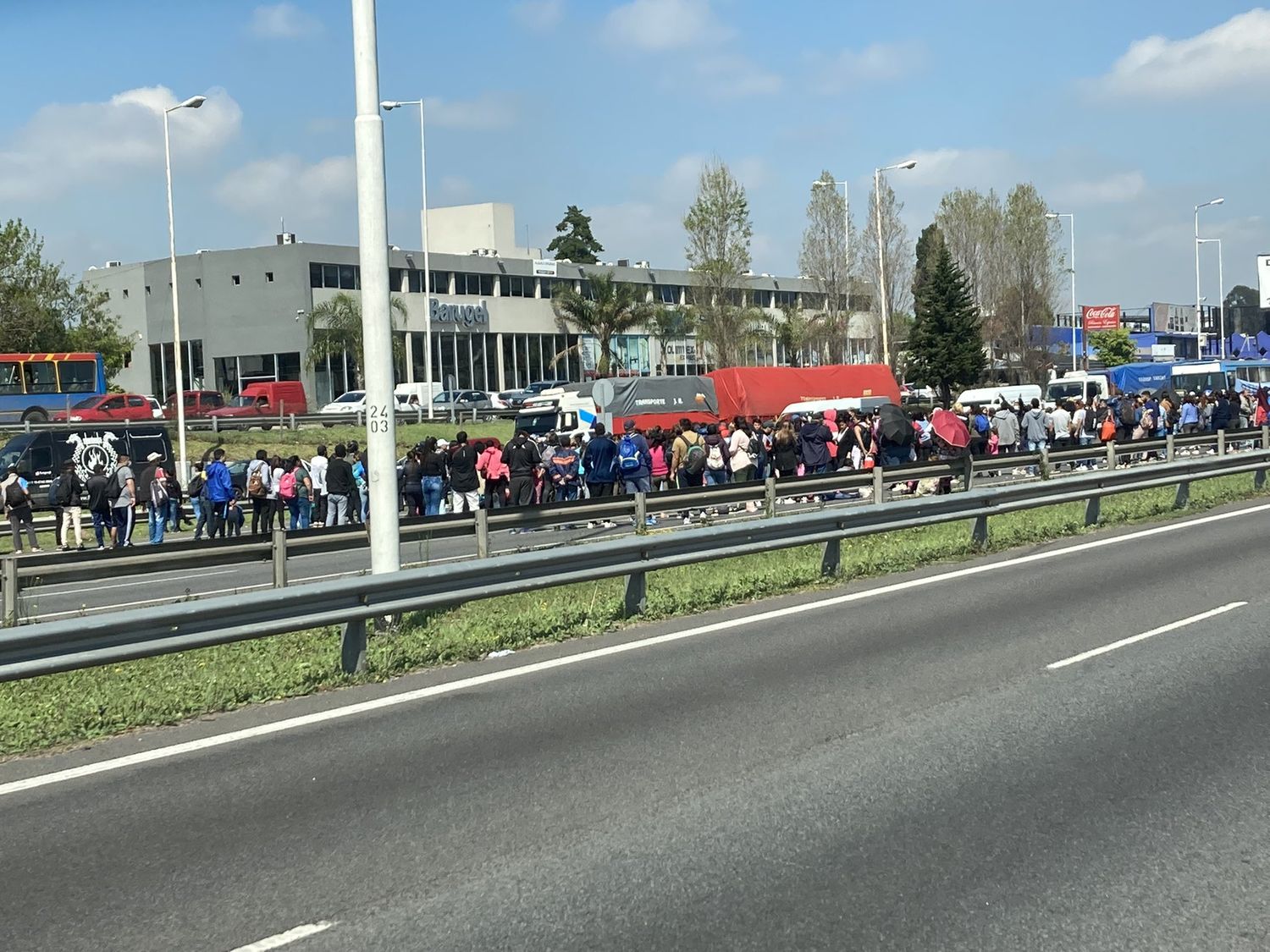 Otra vez el descontrol en los accesos de la Provincia: Cortan Puente Pueyrredón, La Noria, Saavedra y autopistas