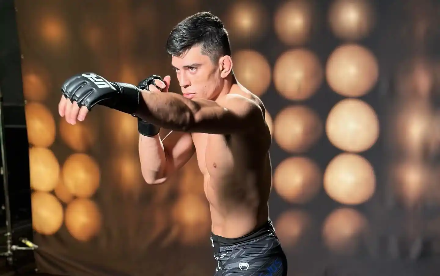 Kevin Vallejos en la sesión de fotos oficial de UFC.