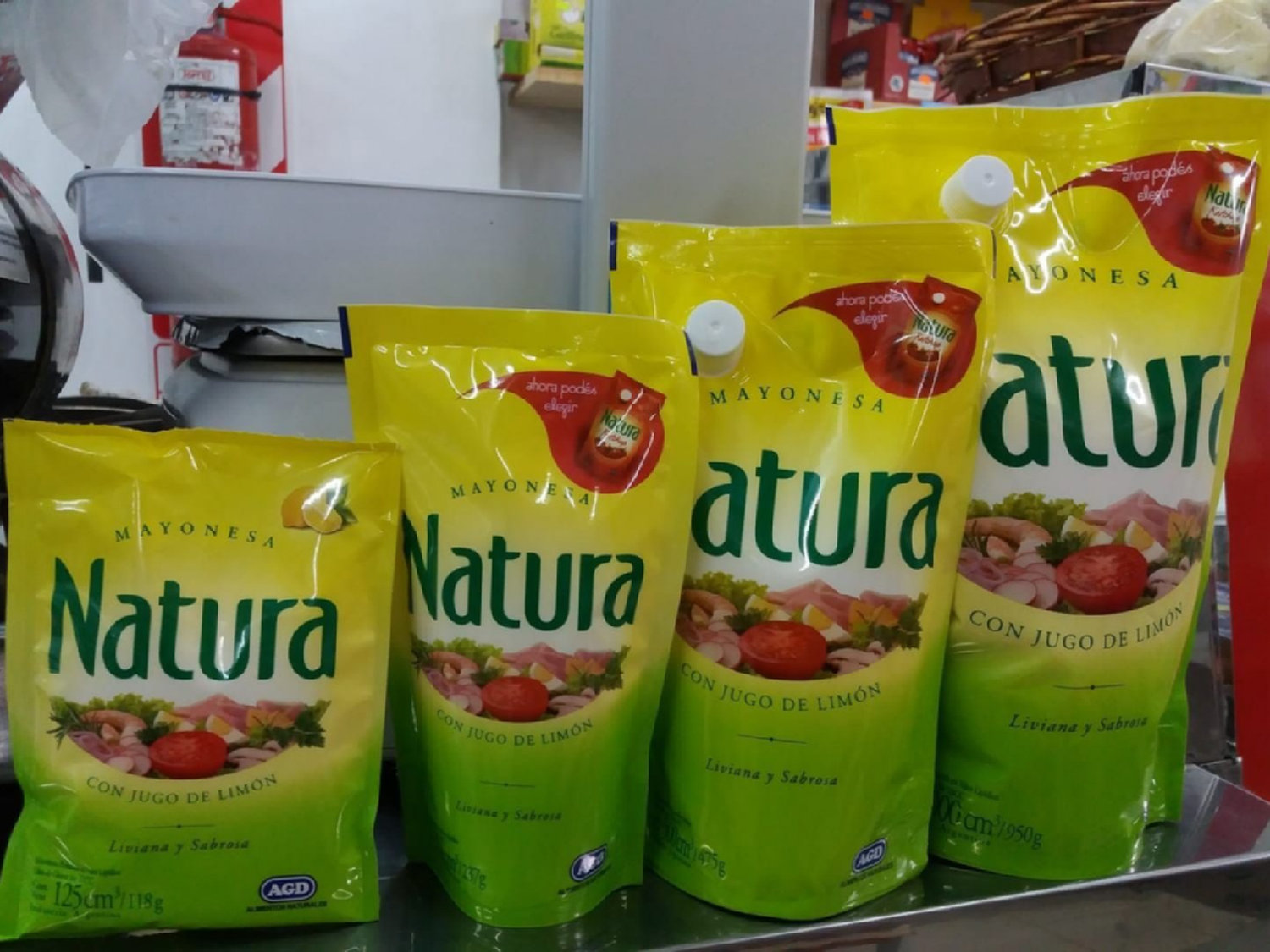 Prohíben la venta de un lote falsificado de una marca de mayonesa