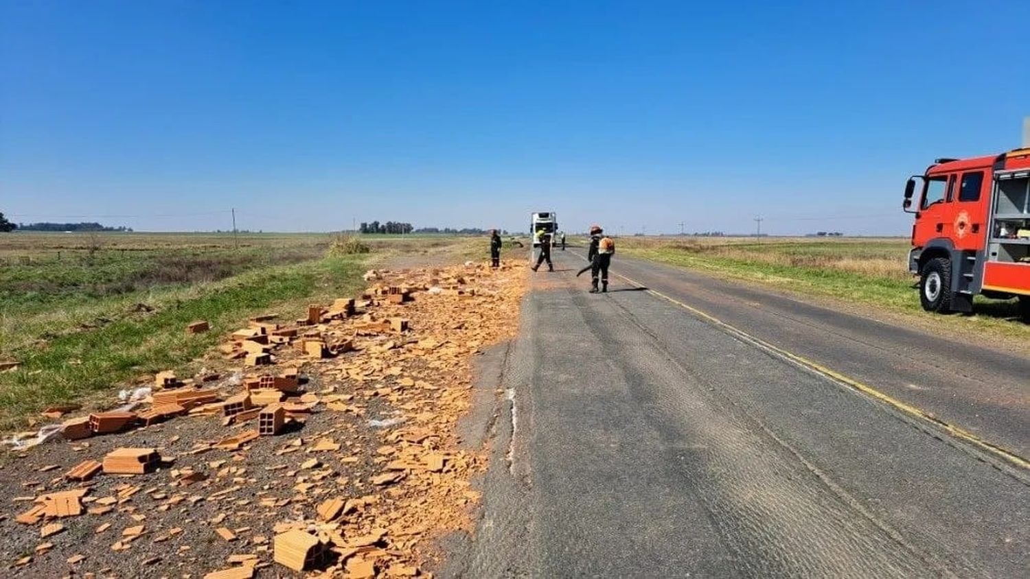 Un camión que transportaba ladrillos desparramó su carga sobre la Ruta 226 en Bolívar