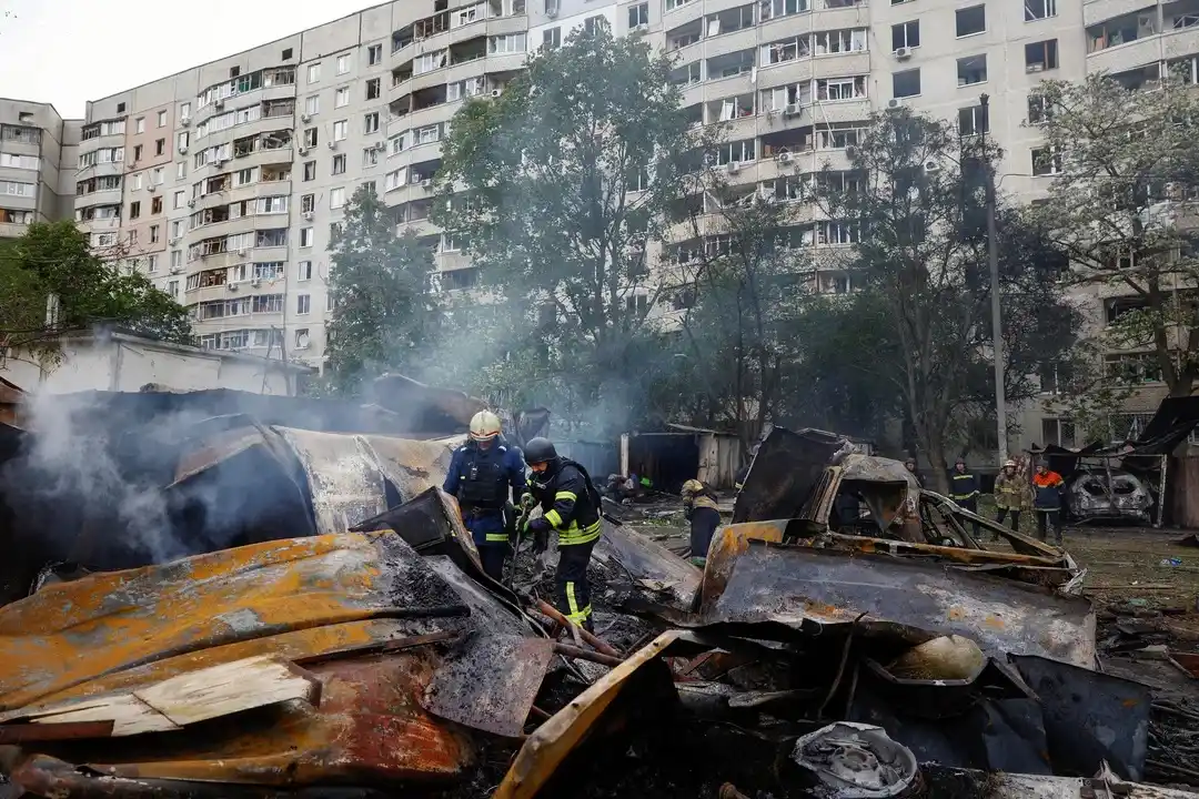 Los bomberos trabajaban luego de un ataque aéreo ruso, en Ucrania.