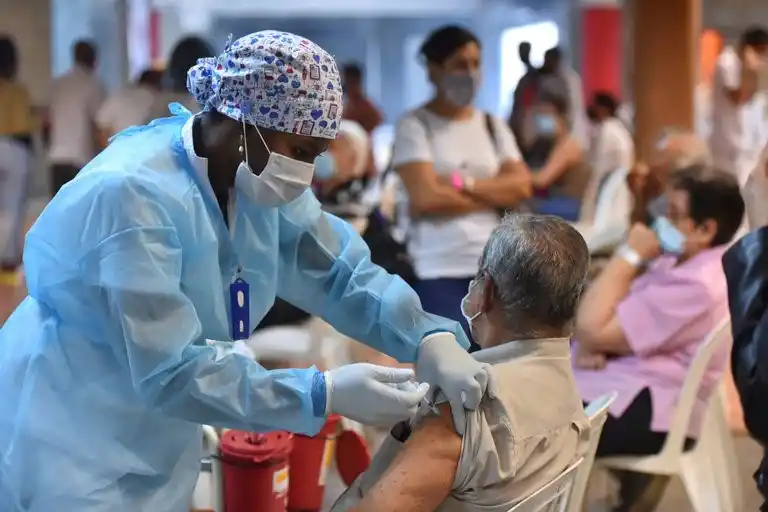 Un adulto mayor recibe una dosis de la vacuna contra la COVID-19 en Brasil.