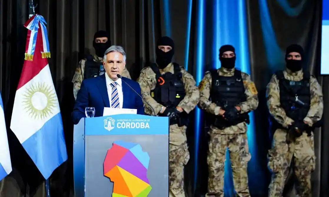 Presos con uniforme, menos visitas y más vigilancia: la cárcel anunciada por Llaryora