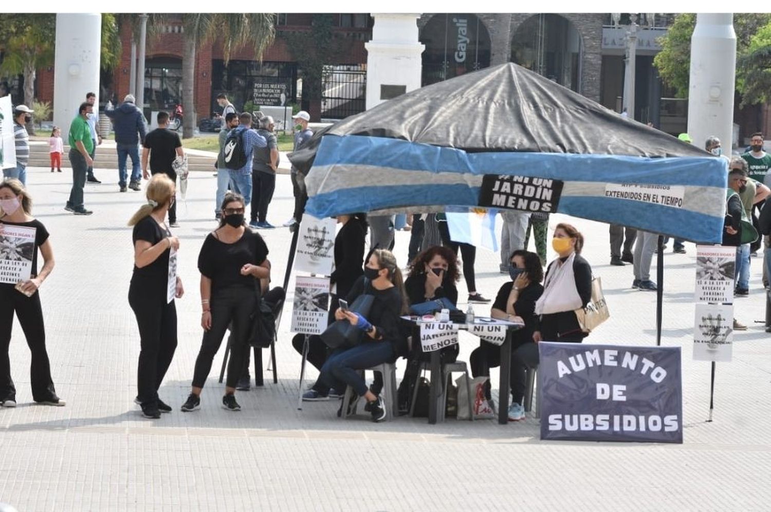 Jardines maternales, carpa negra y reclamos frente a Casa de Gobierno