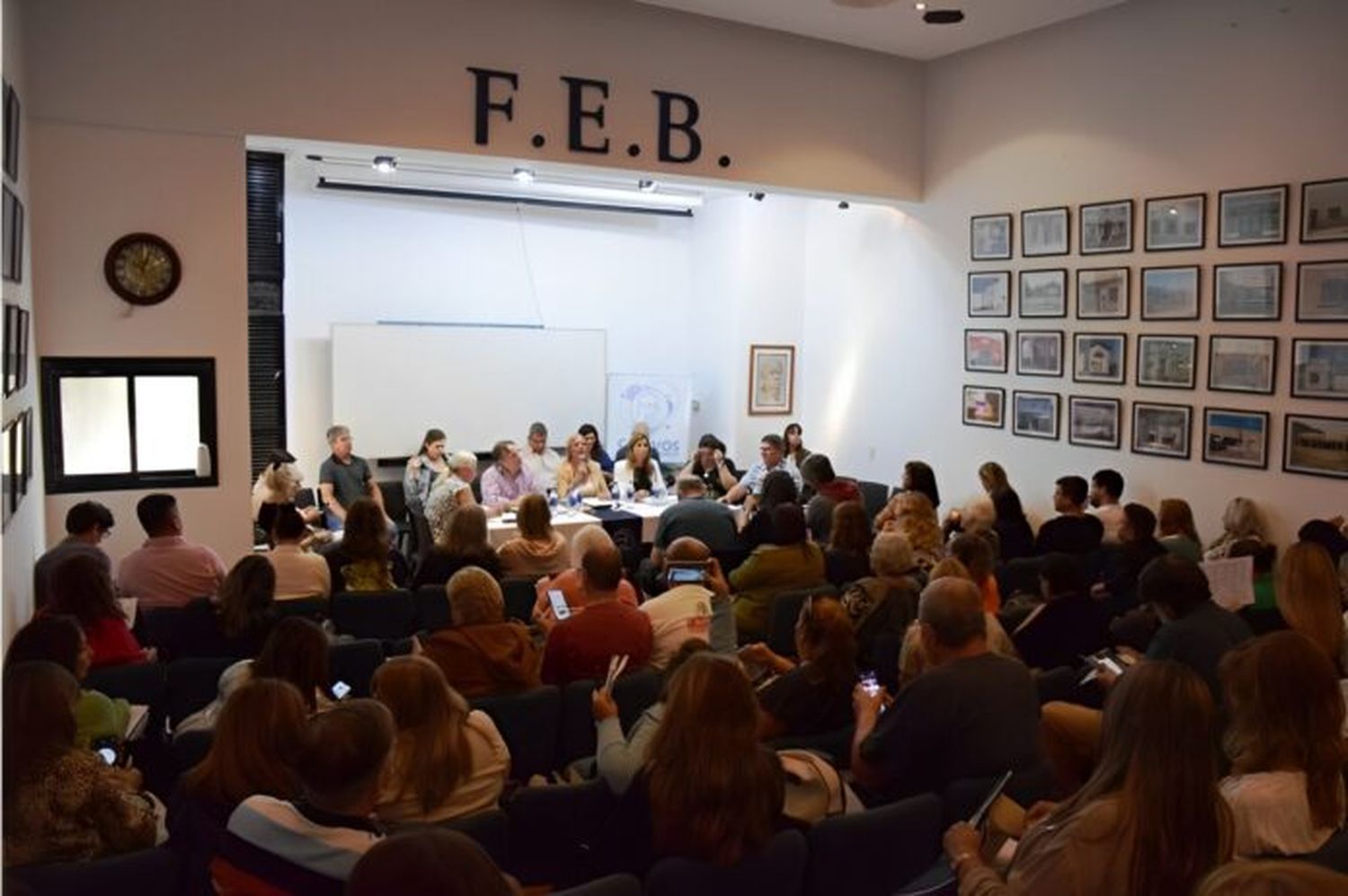 La votación en el congreso de la FEB. (feb.org.ar)