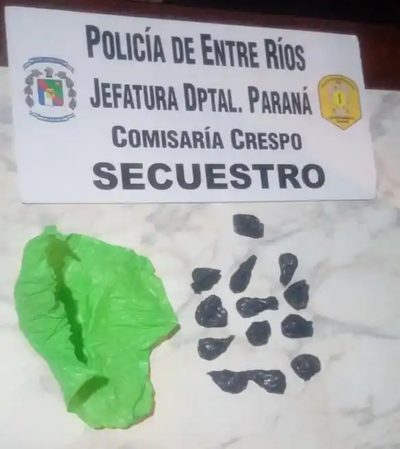 Entregó a la policía una bolsa con picadura de marihuana que tenía su hijo de 15 años