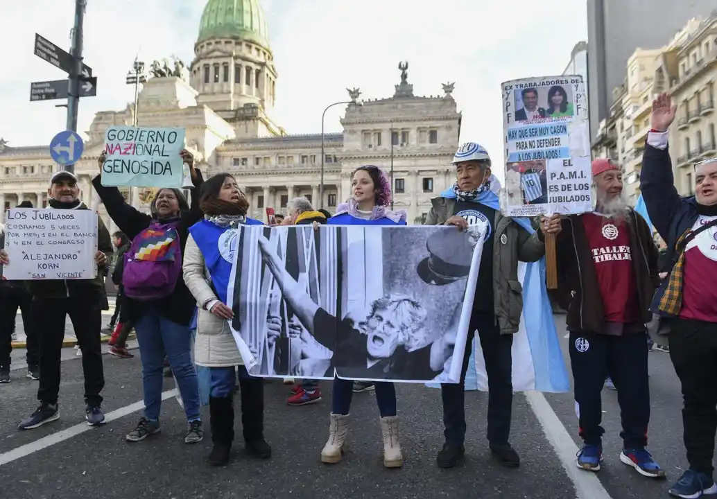 Marcha de los jubilados en el Congreso.