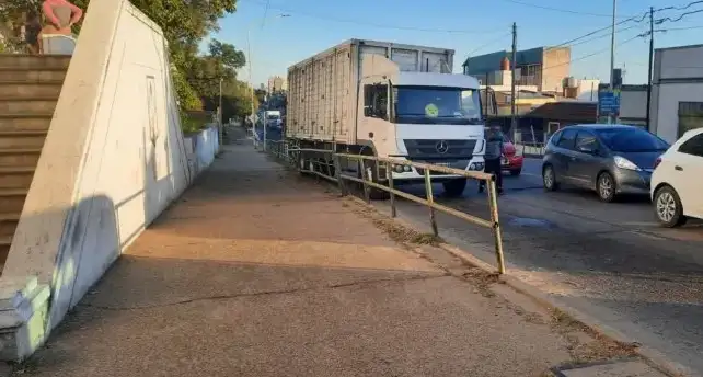 Un camión sin frenos chocó contra una escuela