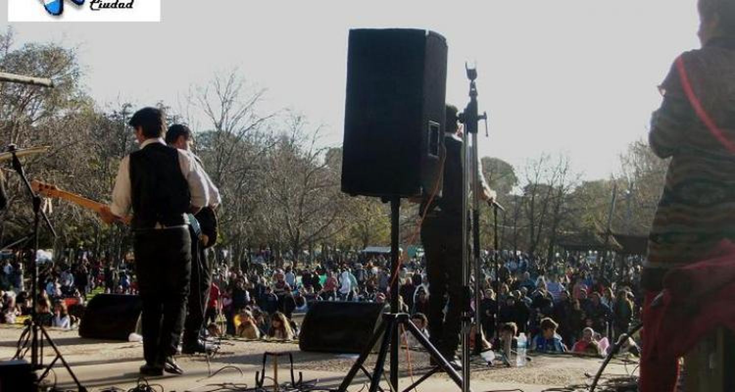 Gran actuación de Amapola en el Paseo Público