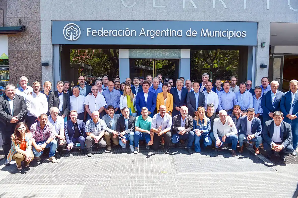 Encuentro. Marini, intendente de Benito Juárez, cuarto desde la derecha en la primera fila de jefes comunales parados
