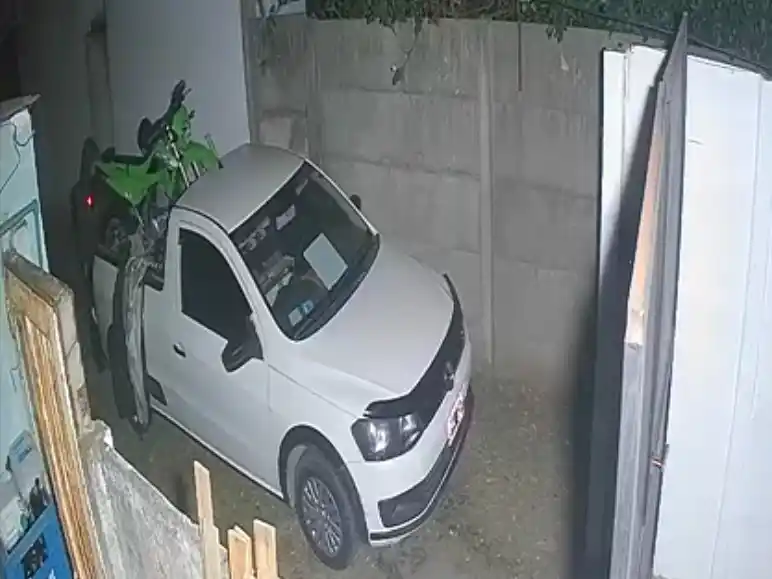 La grabación de la cámara de seguridad que registró el robo de la moto en Saavedra al 500.