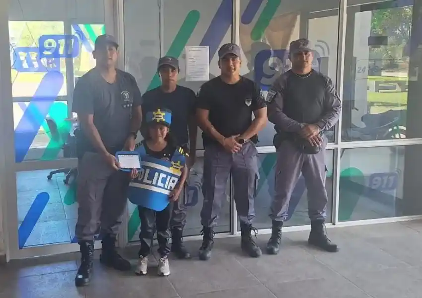 Leila posó junto su pintoresco traje junto a los efectivos.