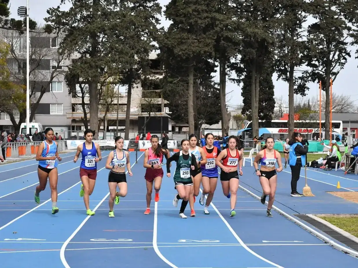 La competencia combina pruebas de pista y campo a lo largo de las dos jornadas.