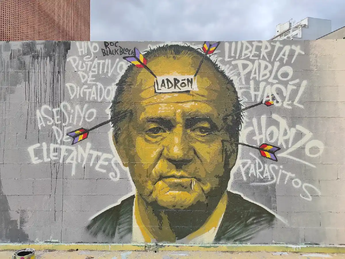 Polémica en España porque borraron un grafiti del rey emérito Juan Carlos que lo criticaba