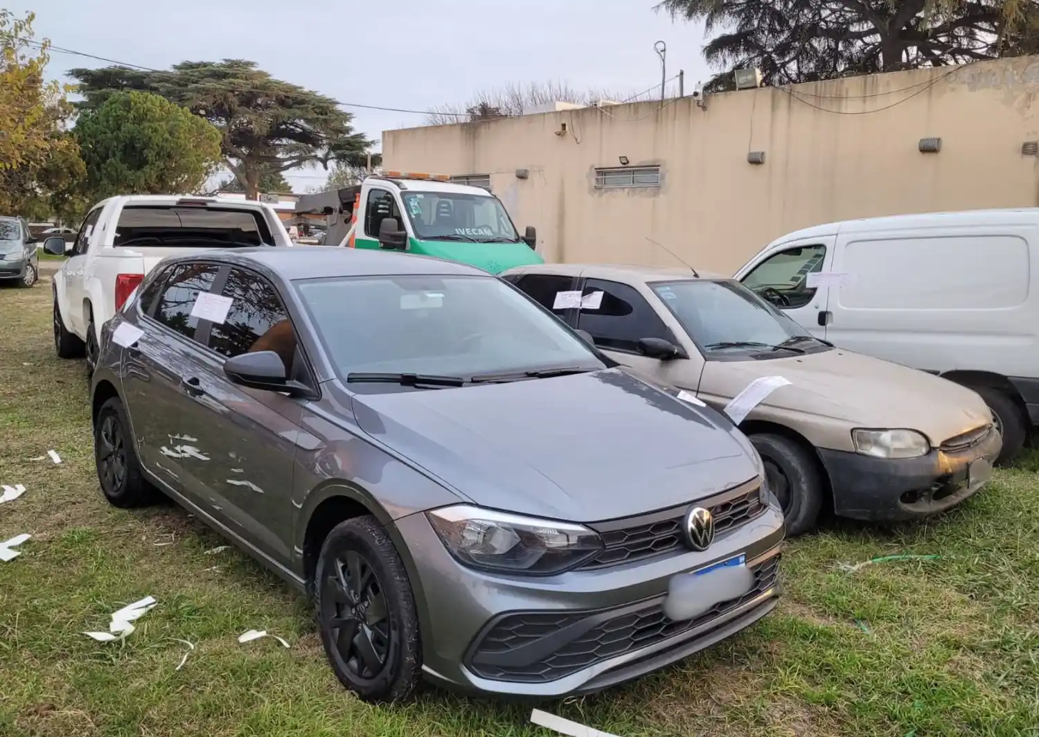 En total secuestraron 12 vehículos durante el procedimiento. Foto: La Opinión.