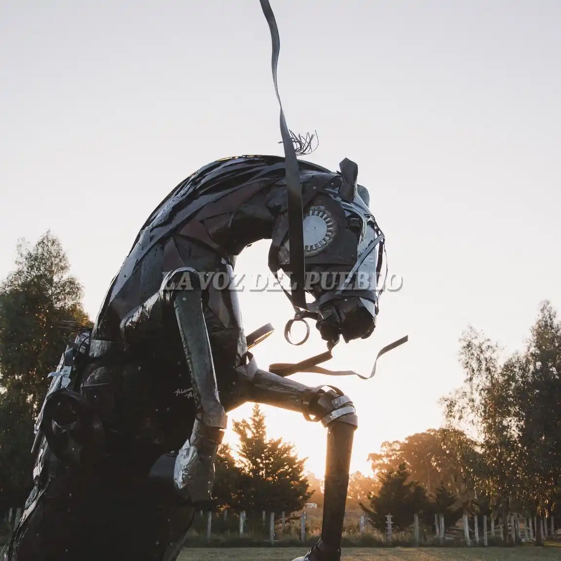 La escultura se encuentra provisoriamente en un predio de Ferrosur Roca S.A.