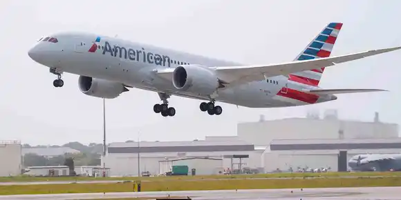 ¡TERROR EN EL AIRE! Pasajero intenta abrir la puerta de un avión EN PLENO VUELO en EE.UU. (Video)