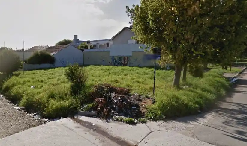 Residuos domiciliarios, restos de poda, escombros y electrodomésticos en desuso son algunos de los objetos que se observan en el lugar.