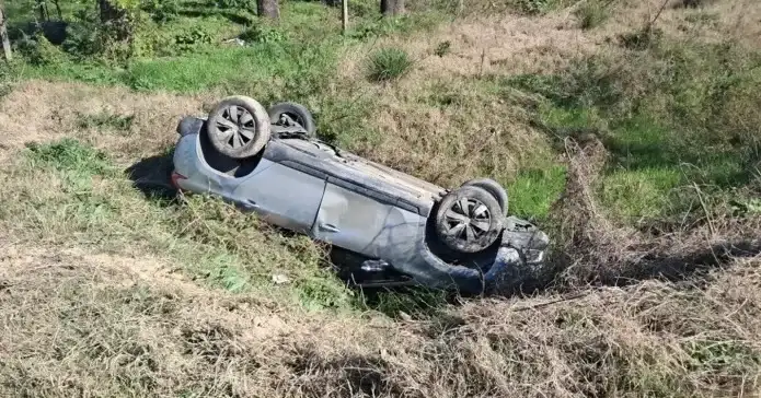 Hospitalizaron a una mujer tras volcar en un puente sobre la vieja Ruta 14