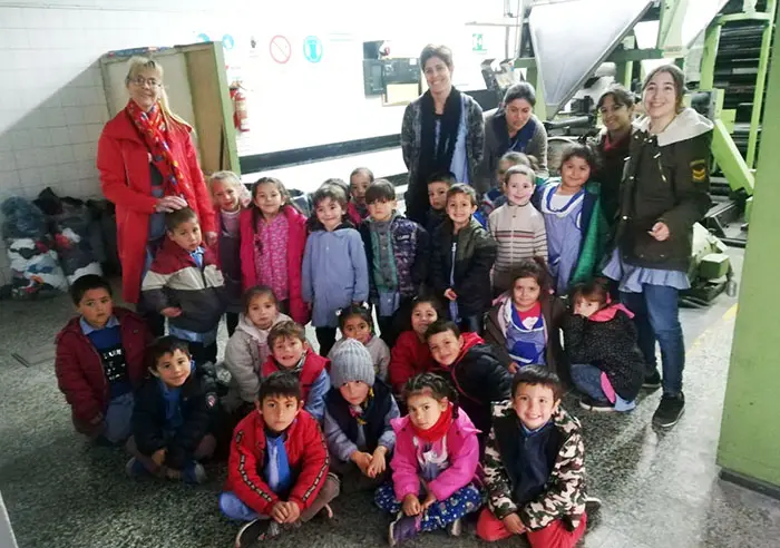 Entusiasmo y curiosidad de los chicos del Jardín 913 en la visita a Ecos Diarios