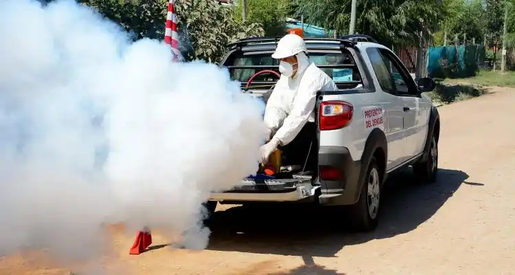 Tras detectar caso de dengue, fumigan en la zona donde vivía el afectado y en otros puntos de la ciudad