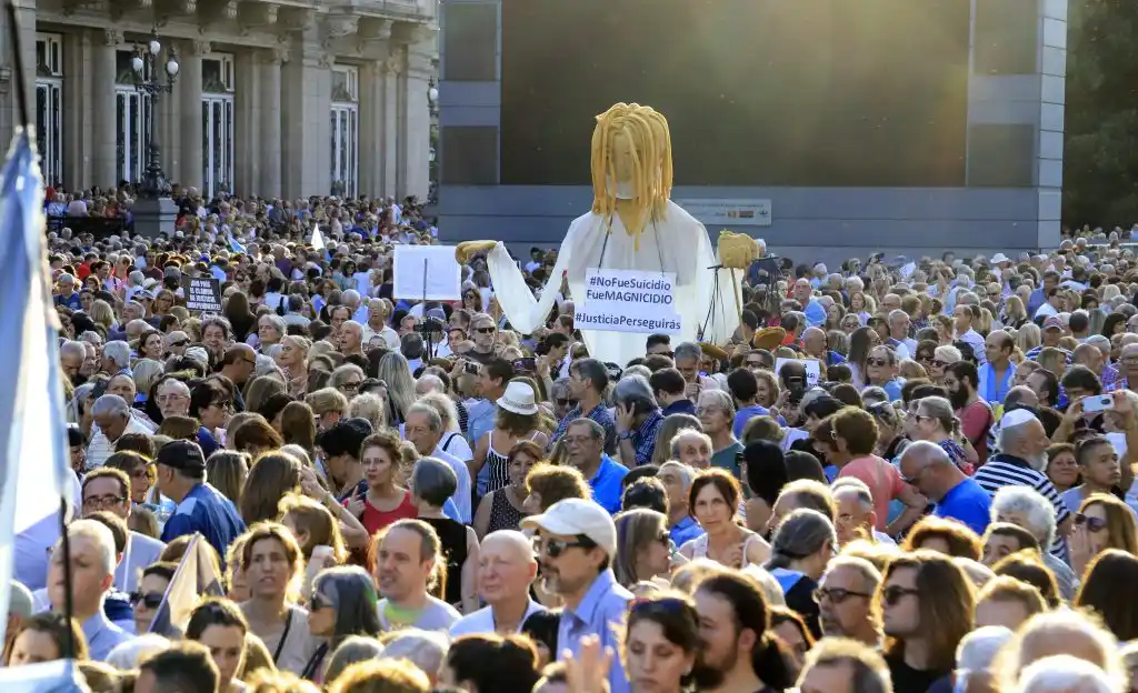 Cientos de personas reclamaron justicia por la muerte de Nisman