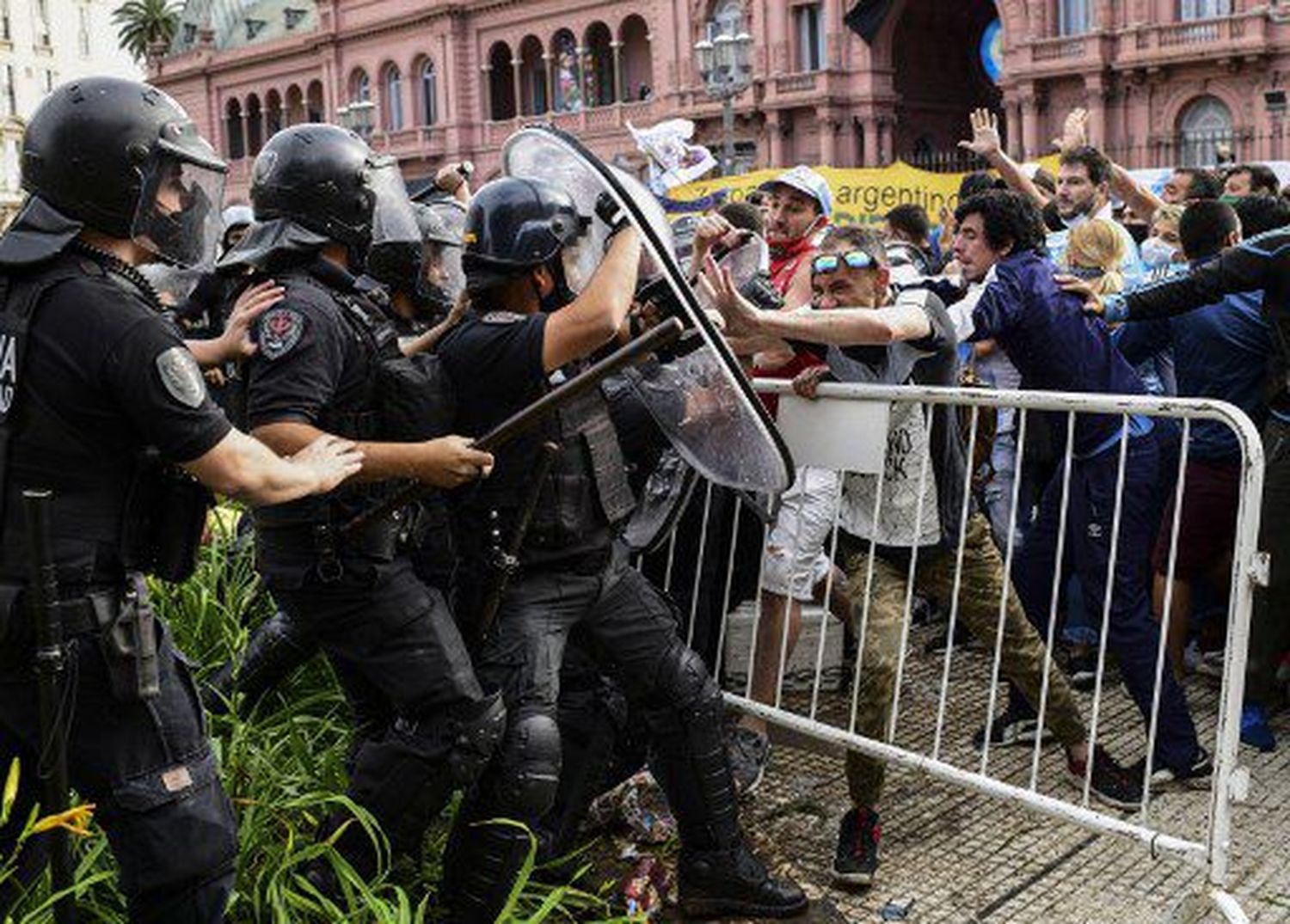 Fanáticos generan trifulca en la Casa Rosada tras decisión de poner límite al velorio de Maradona