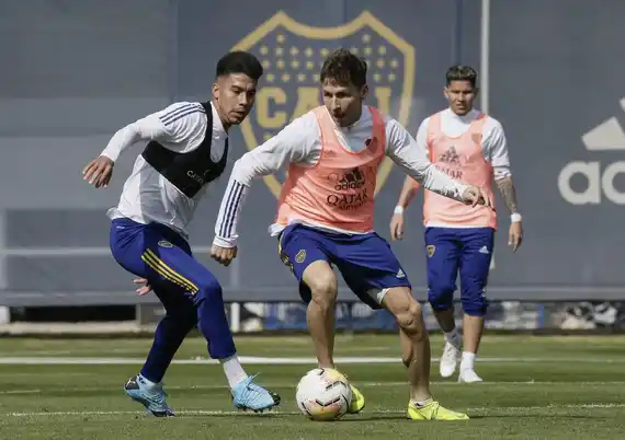  En Boca, Zárate se fue de la práctica con una molestia