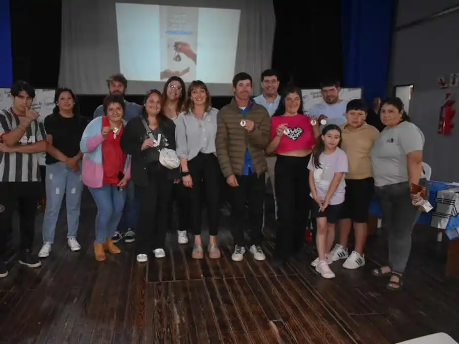Las familias sorteadas junto a las autoridades comunales