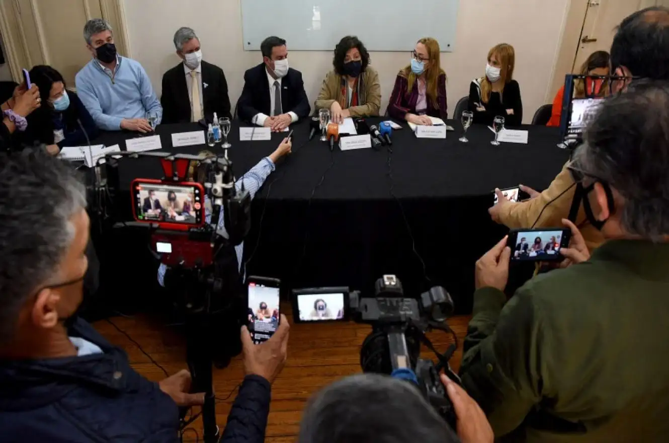 Vizzotti confirmó que la bacteria legionella causó el brote de neumonía bilateral