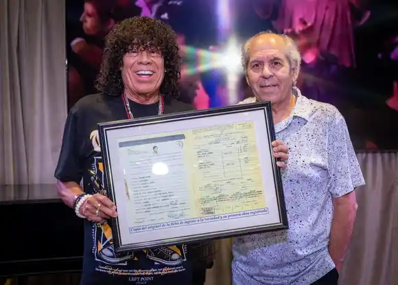 La Mona Jiménez fue homenajeado por Sadaic con un cuadro y la certificación de su primera canción