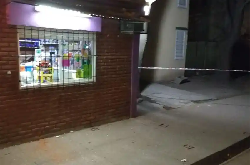 Un joven fue acribillado mientras atendía en un almacén