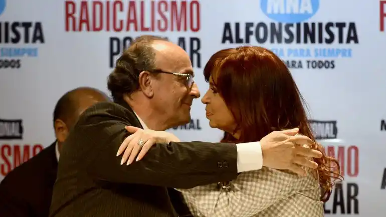 Tras el acto de Moreau con la presidente, Sanz anticipó que la UCR tramita su desafiliación