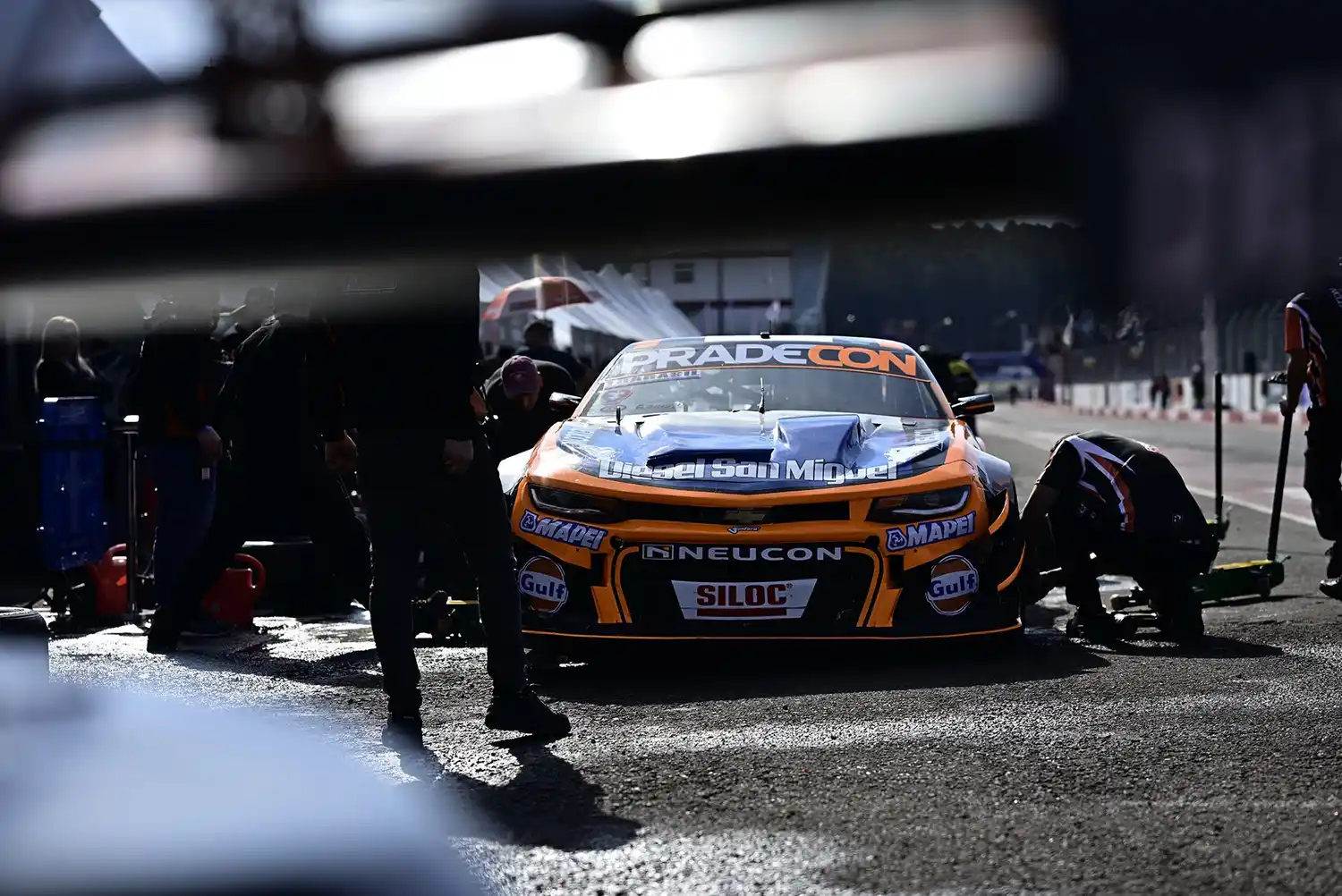 El auto de Christian Ledesma en boxes.