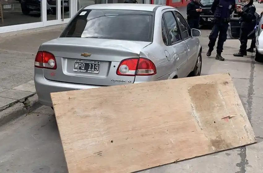 El viento azotó la ciudad: un tablón de una obra cayó y lesionó a una mujer