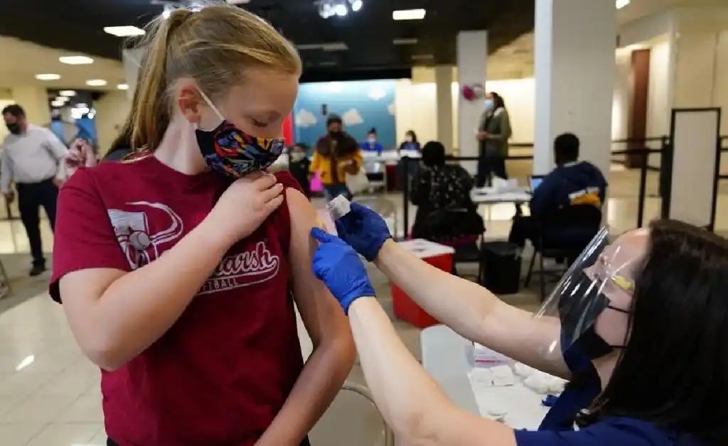 Nueva York sortea becas universitarias a cambio de vacunarse