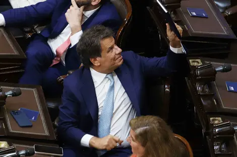 La revancha de Manes: Tras denunciar amenazas de Santiago Caputo en el Congreso, el radical quiere investigar a Milei por la cripto estafa.