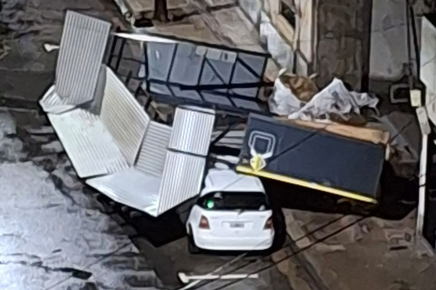Temporal en Rosario: un auto quedó aplastado por las chapas de una construcción en el centro.