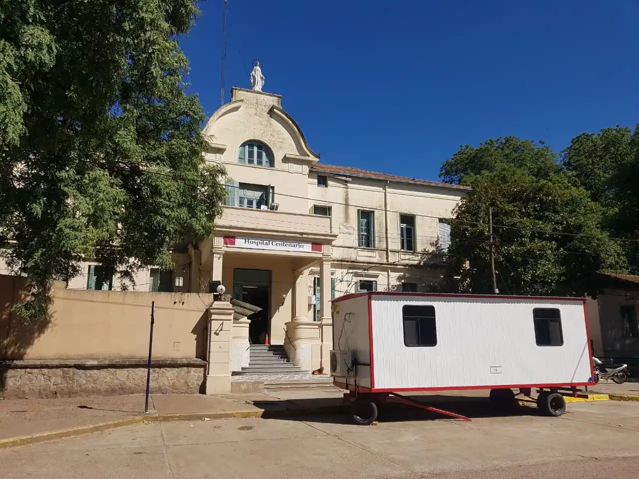 Trasladaron a pacientes de Islas al Hospital Centenario para su seguimiento epidemiológico