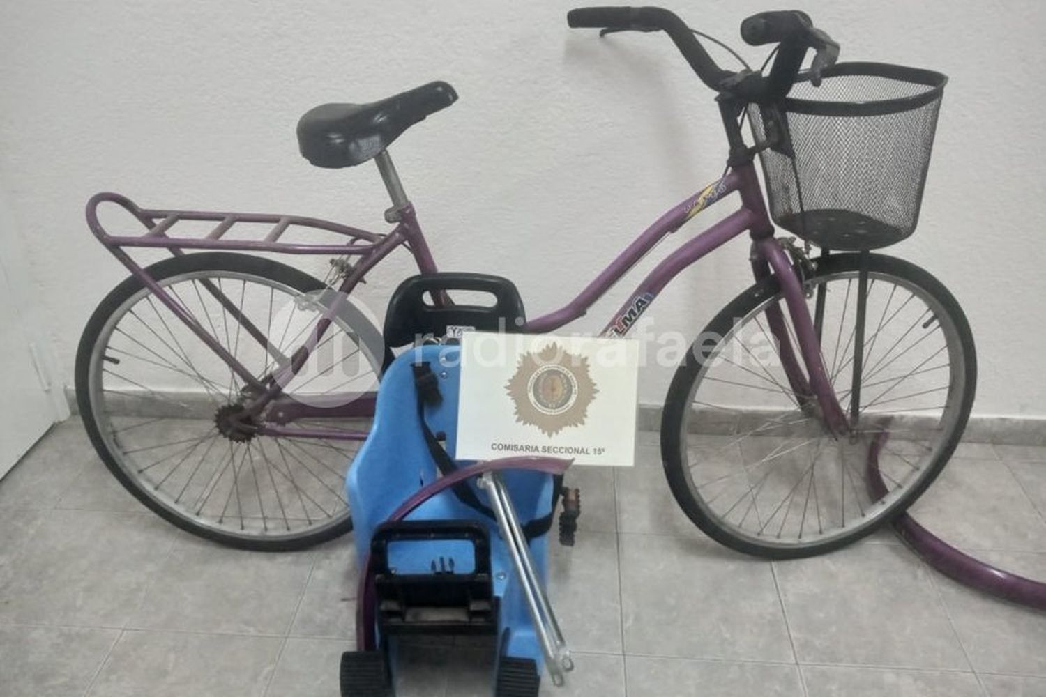 Desarmada, encontraron una bici con sillita para niños que había sido robada