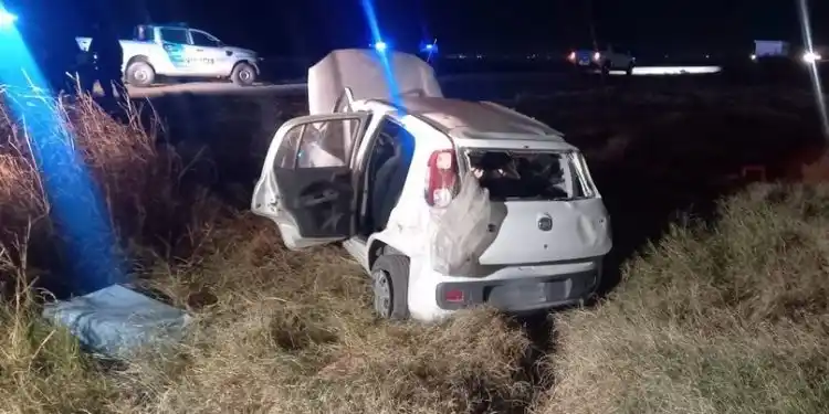 El auto del siniestro donde perdió la vida un asaltante.