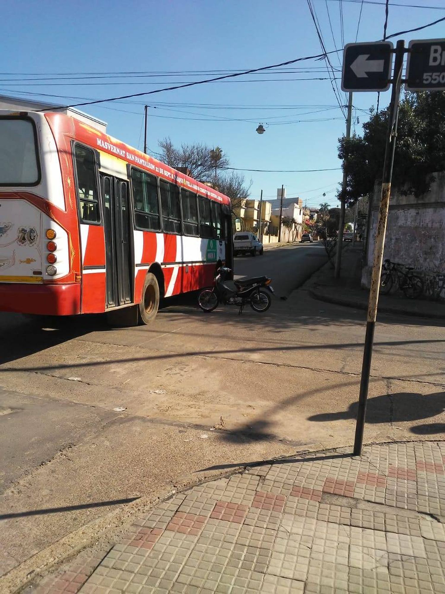 Chocaron un colectivo y una motocicleta, uno de los conductores salió herido